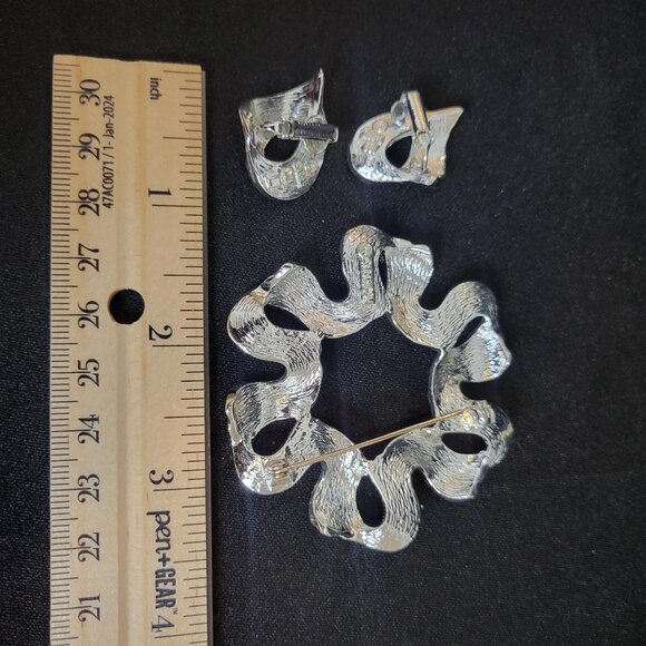 Vintage Sarah Coventry Jewelry 1971 Ribbon Brooch & Earrings Set Silver Tone - Picture 6 of 8
